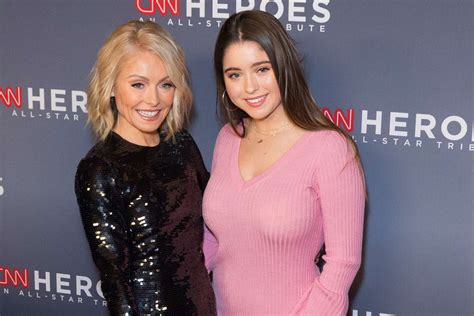 Kelly Ripa Encourages Daughter Lola S Body Confidence If I Had Your Figure I D Be Sitting
