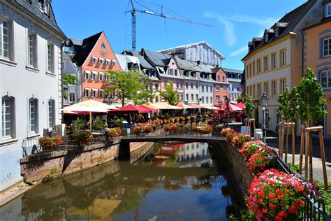 Saarburg is the perfect spot to explore saarburg's fascinating cultural sights and attractions. Saarburg, die Promenade mit Bau Kran Foto & Bild ...