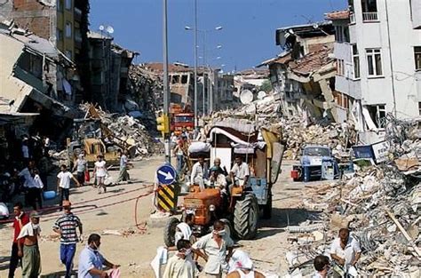 Son dakika haberine göre, i̇stanbul depremi ne zaman olacak? sorusu herkesin aklındayken, i̇stanbul'da 4,7 ve 5,8 büyüklüğündeki iki deprem herkesi korkuttu. 17 Ağustos İstanbul ve Marmara depremi - Galeri - Türkiye