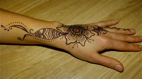 Get great deals on ebay! Henna application on hand: Simple design for beginners ...