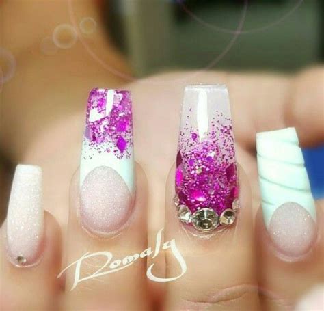 Fiusha bugambilia y blanco Uñas de acrilico elegantes Uñas bonitas