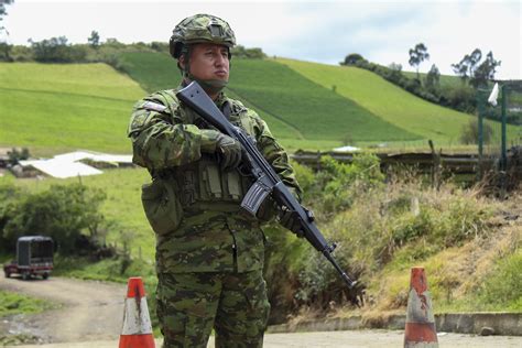 Colombia Y Ecuador Elevan La Presencia Militar En La Frontera Centro