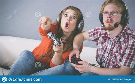 Couples De Gamer Jouant Des Jeux Photo Stock Image Du Jeune Ensemble