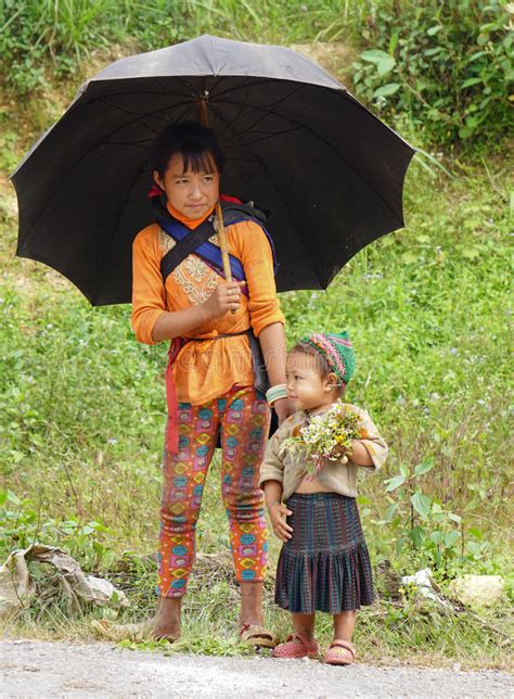 Enfants Ethniques De Hmong Dans Sapa Vietnam Photo Ditorial Image Du Gens Traditionnel