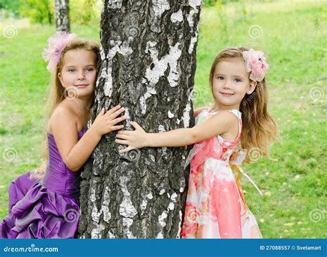 Verticale De Deux Petites Filles Mignonnes Image Stock Image Du