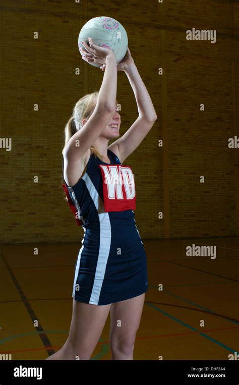Young Women Playing Netball Hi Res Stock Photography And Images Alamy