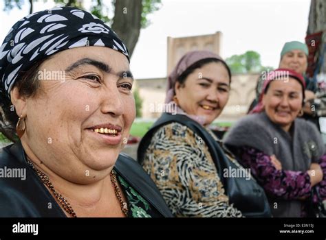 Gruppe Von Usbekische Frauen Mit Goldenen Z Hnen Samarkand Usbekistan