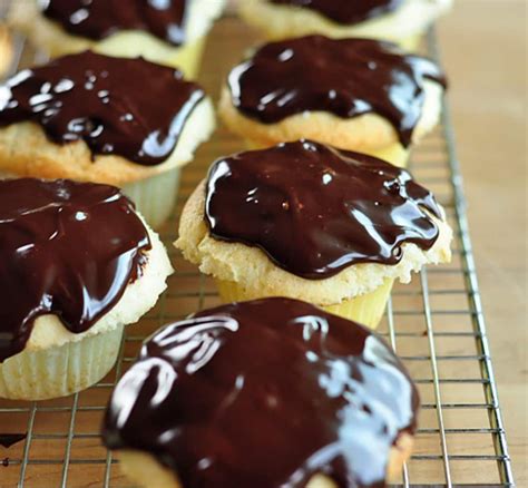 How can you go wrong when moist vanilla cake is filled with vanilla custard cream and topped with a bittersweet chocolate glaze? Boston Cream Cupcakes | Recipe | Cupcake recipes, Sweet ...