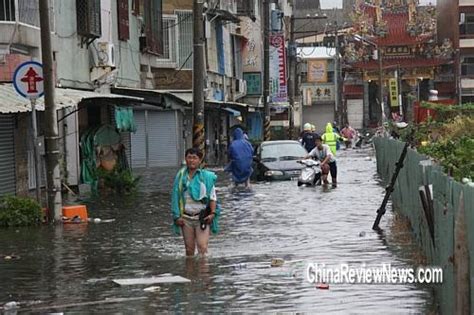 由8 月7 日至10 日累積雨量則有 大範圍超過2,500 毫米，降雨中心在嘉義阿里山， 多達2965.0 毫米、屏東尾寮山為2872.0 毫米、高. 天災重創南台灣 口水不比雨水少
