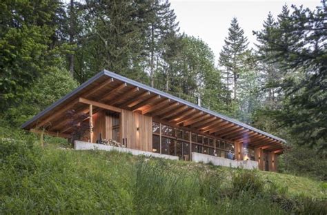 Metal is an amazing material which is very strong and is loved by engineers and architects. 20 Stunning Examples of Modern Cabins | Metal building ...