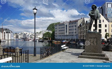 Luz De Las Calles Y Estatua De Un Pescador En El Puerto De Alesund