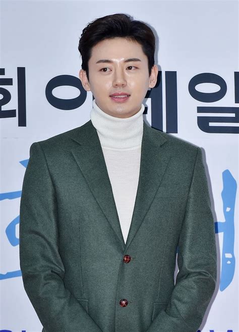 He debuted in 1996 with his hit ballad song wae haneureun. Poze Ji-Hoon Lee - Actor - Poza 8 din 29 - CineMagia.ro