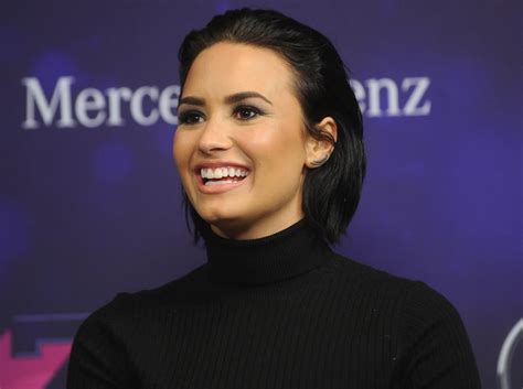 2015 Demi Lovatos Eyebrows Popsugar Latina Photo 11
