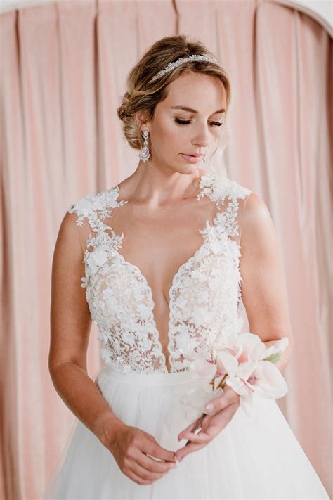 Das brautkleid stellt für die meisten damen eines der wichtigsten kleidungsstücke in ihrem leben dar. Brautkleid Badesi - FAN XIA Design