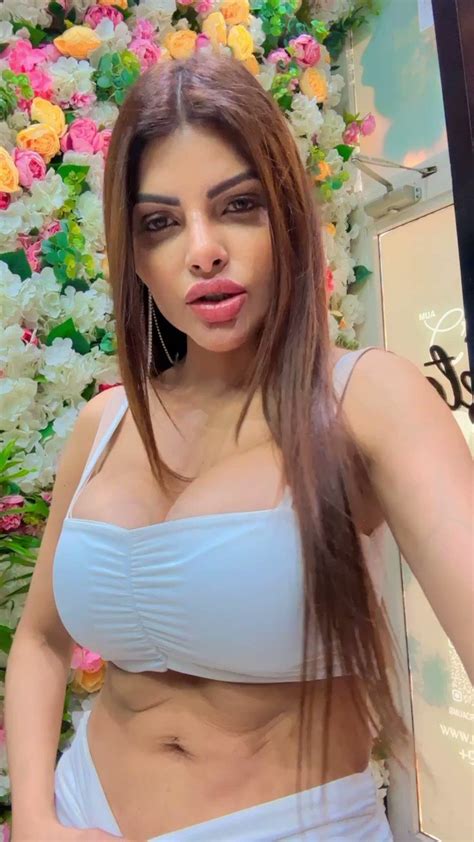 sherlyn chopra शर्लिन चोपड़ा 🇮🇳 on twitter सब ग़ज़ब 😛 dubai 🔥