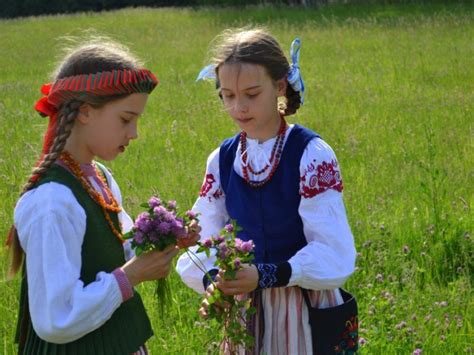 išrinkti dailiausi lietuvių tautiniai kostiumai folk costume baltic textile design