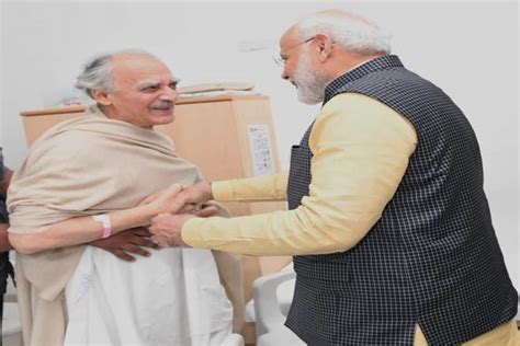 Pm Narendra Modi Meets Arun Shourie At Pune Hospital India News The