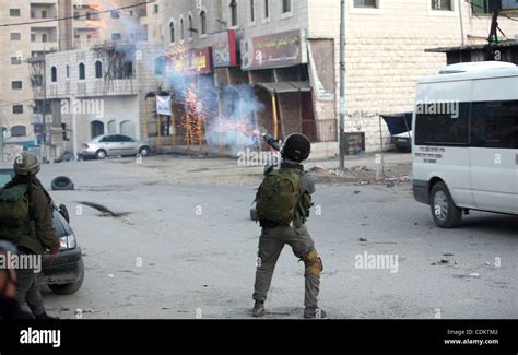 Israeli Border Police Fire Tear Gas Towards Palestinian Stone Throwers