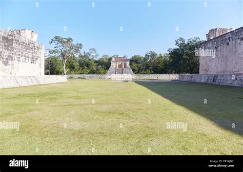 The Mayan Ball Court Of Chichen Itza The Largest Ever Built In