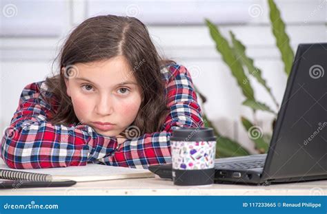 La Muchacha Aburrida Del Adolescente Está Haciendo Su Preparación Imagen De Archivo Imagen De