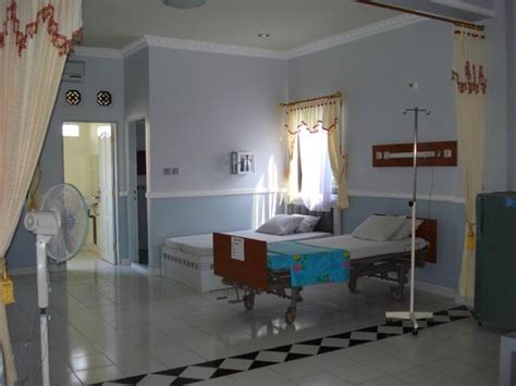 Rumah sakit ini memberikan pelayanan di bidang kesehatan yang didukung oleh layanan dokter spesialis serta ditunjang dengan fasilitas medis lainnya. Rumah Sakit Islam di Banjarmasin - Garnesia.com