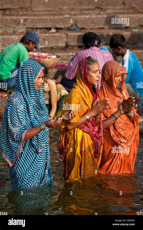 Indisch Hinduistischen Pilger Baden Und Beten In Der Ganges Fluss Am Dashashwamedh Ghat In Der