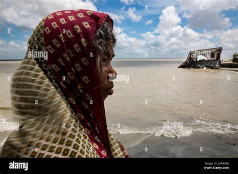 Dhaka Bangladesh September A Woman Seen To Her Eroded Shelter