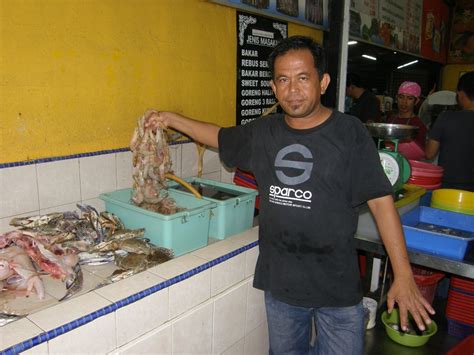 One of the must try restaurant around here. doggyjames says...: Medan Ikan Bakar, Muara Sungai Duyung ...