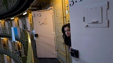 Hollanda nın boş hapishaneleri mültecilere ev oldu