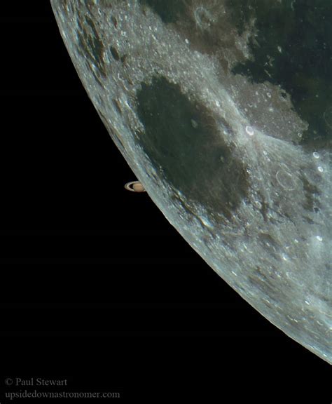 Esta Increíble Foto Muestra A Saturno Asomándose Por Detrás De La Luna