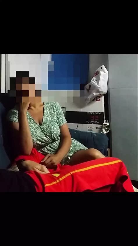 Tante Seksi Dengan Toket Besar Lagi Asik Ngocok Kontol Suaminya Bagian XHamster