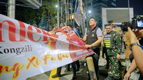 Tak Tebang Pilih Bobby Nasution Ikut Turunkan Apk Prabowo Gibran Di Medan Indopopid