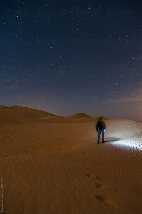 Man Alone In The Middle Of The Desert Del Colaborador De Stocksy
