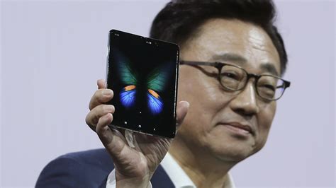 Experts Have Mixed Reactions To Samsung Galaxy Fold Tech Digest