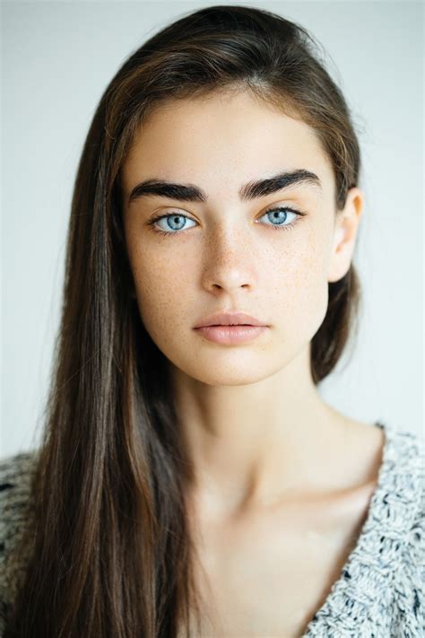 10 Brown Hair Blue Eyes Hairstyles To Inspire You In 2022 Ath Us