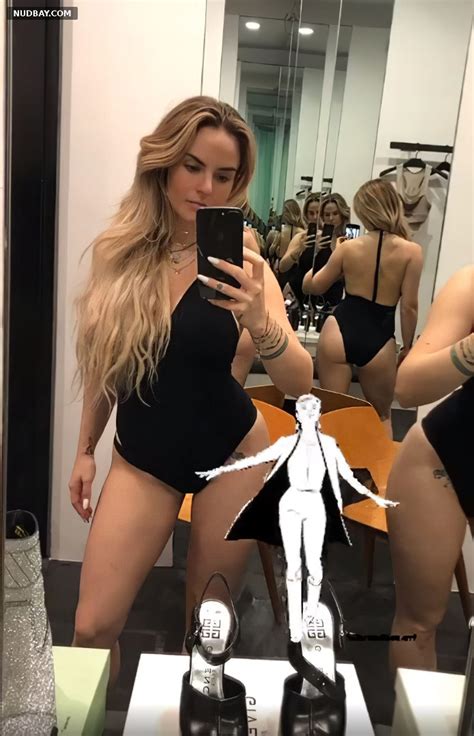 Joanna JoJo Levesque Showed Her Ass In A Selfie Nudbay