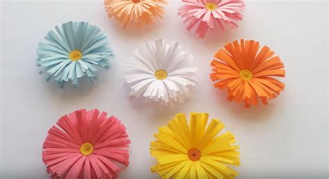 Natale è periodo di lavoretti, non solo a scuola ma anche a casa. Lavoretti da fare in casa e un'idea con dei fiori di carta ...