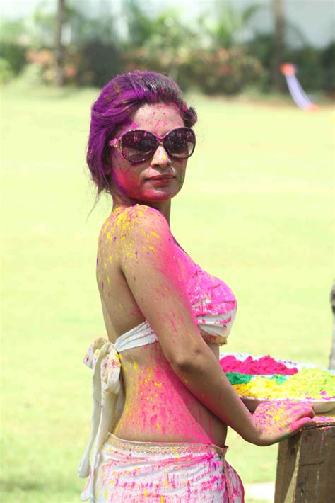 Bollywood Actress Kesariee Hot Dry Holi Celebrations