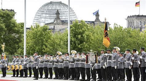 In ihr dienen soldaten und zivile beschäftigte. Domestic Protocol Office of the Federal Government - Homepage - Bundeswehr flag displays