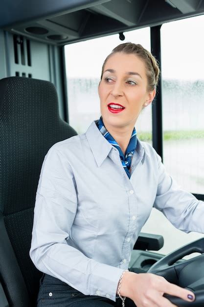 Conductor de autobús femenino en el asiento del conductor Foto Premium
