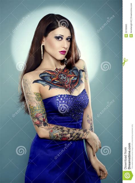 Giovane Bella Donna Con I Tatuaggi Fotografia Stock Immagine Di Eleganza Ragazza 30788960