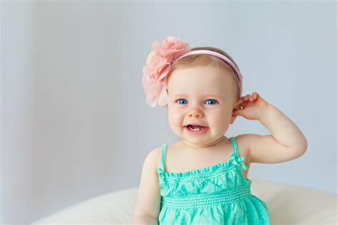 Bereits im alter von drei monaten beginnen babys, ihre welt mit dem mund zu erkunden. In diesem Alter bekommen Kinder die ersten Zähne