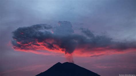 Indonesias Mount Agung Volcano Erupts Dw 07032018