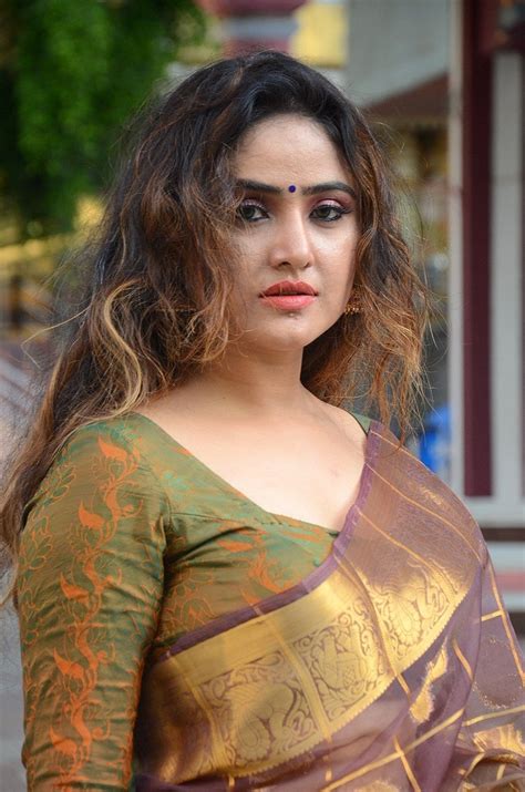 actress sony charishta hot in saree telugu actress gallery