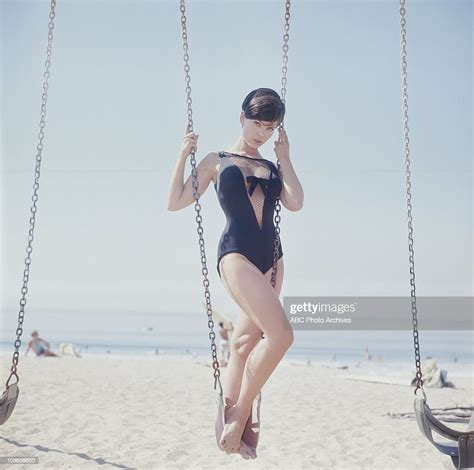 Batman Yvonne Craig Beach Layout Shoot Date In 1966 Yvonne News Photo Getty Images