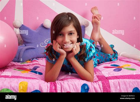 jeune fille sur son lit vêtue de son pyjama photo stock alamy