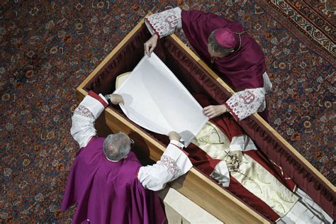 faithful mourn benedict xvi at funeral presided over by pope wtop news
