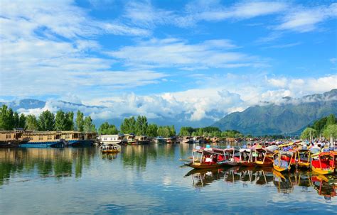 Dal Lake The Jewel In The Crown Of Kashmiri Beauty Travelearth