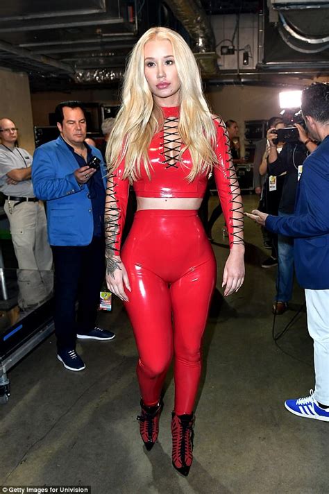 Iggy Azalea Flaunts Her Posterior At Mbiaa In Germany Daily Mail Online