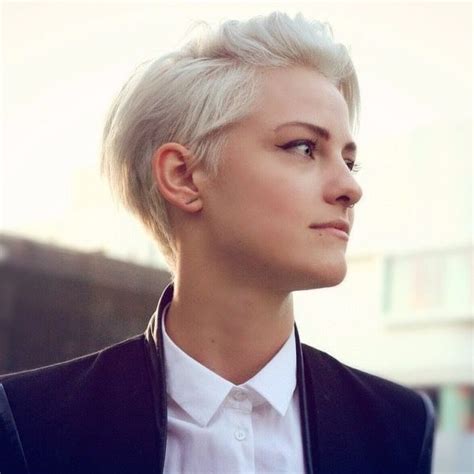 An asymmetric cut is a hallmark of short haircuts for women with oval faces. Short Androgynous Haircuts for Round Faces 2021 | Short ...